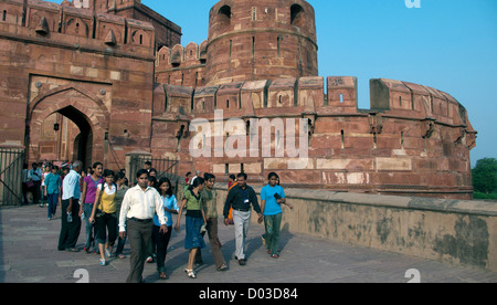 Besucher verlassen Agra Fort Uttar Pradesh, Indien Stockfoto