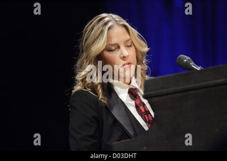 Gdynia, Polen 15. November 2012 Jazz-Sängerin und Pianistin Diana Krall führt live auf der Bühne während des Konzerts in Gdynia HSW-Sporthalle. Stockfoto