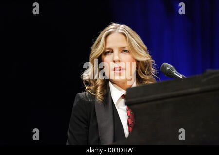 Gdynia, Polen 15. November 2012 Jazz-Sängerin und Pianistin Diana Krall führt live auf der Bühne während des Konzerts in Gdynia HSW-Sporthalle. Stockfoto