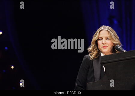 Gdynia, Polen 15. November 2012 Jazz-Sängerin und Pianistin Diana Krall führt live auf der Bühne während des Konzerts in Gdynia HSW-Sporthalle. Stockfoto