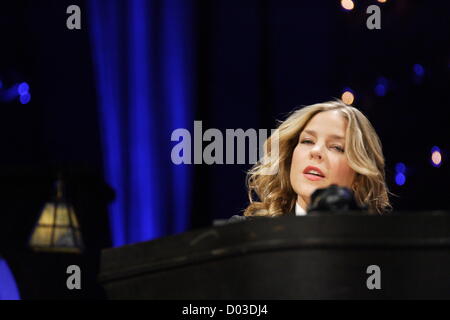 Gdynia, Polen 15. November 2012 Jazz-Sängerin und Pianistin Diana Krall führt live auf der Bühne während des Konzerts in Gdynia HSW-Sporthalle. Stockfoto