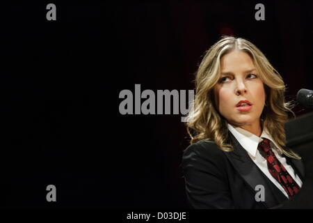 Gdynia, Polen 15. November 2012 Jazz-Sängerin und Pianistin Diana Krall führt live auf der Bühne während des Konzerts in Gdynia HSW-Sporthalle. Stockfoto