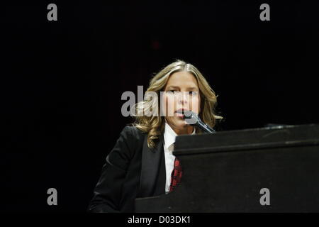 Gdynia, Polen 15. November 2012 Jazz-Sängerin und Pianistin Diana Krall führt live auf der Bühne während des Konzerts in Gdynia HSW-Sporthalle. Stockfoto