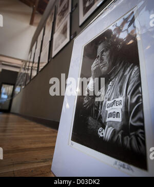 12. November 2012 wird - San Clemente, Kalifornien, USA - ein Al Satterwhite schwarz-weiß-Foto von Schauspieler und Rennfahrer Paul Newman aus der Serie '' The Racers'' Zumas Kona Gallery in San Clemente.---Zuma Press, eine redaktionelle Fotoagentur und Draht-Service befindet sich in San Clemente, verfügen über ein neues Foto zeigen, '' The Best von DoubleTruck,'' an der Kona-Galerie am Samstag Abend ab 19:00  Die kostenlose Veranstaltung wird einen DJ, Catering Speisen und Getränke mit Tür-Preise und die Möglichkeit, gerahmte Welt Klasse preisgekrönten Nachrichtenfotos Kosten mit Fonds zugunsten von Sandy Vict erwerben Funktion Stockfoto