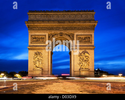 Arc de Triomphe, Paris, Frankreich in der Nacht. Anzeigen von der Avenue des Champs-Elysees