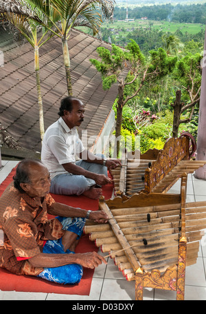 Am Straßenrand Musiker spielen hölzerne Xylophone, bekannt als Gambang, in der Nähe von Semarapura, Ost-Bali, Indonesien. Stockfoto