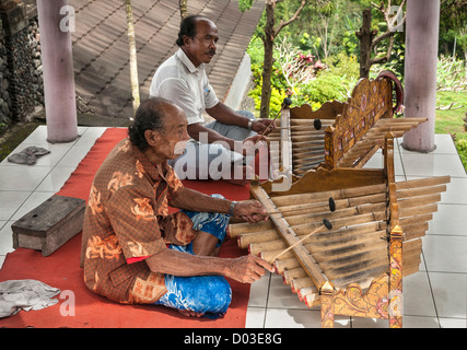 Am Straßenrand Musiker spielen hölzerne Xylophone, bekannt als Gambang, in der Nähe von Semarapura, Ost-Bali, Indonesien. Stockfoto