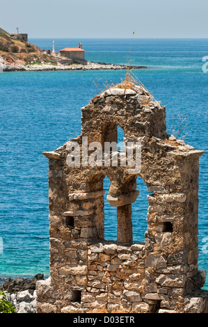 Zerstörten Kirche an der Küste von Limeni, in der Mani Halbinsel Laconia, südlichen Peloponnes, Griechenland Stockfoto