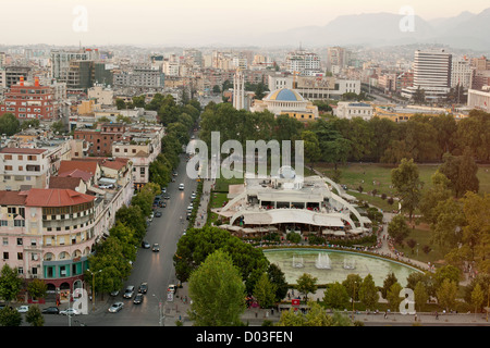 Blick über die Stadt Tirana, der Hauptstadt von Albanien. Im Vordergrund steht Rinia Park. Stockfoto