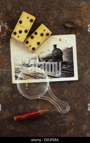 Schwarz / weiß Foto Dampflok auf rostigen Blech mit Domino Lupe Bleistift Stub und Reißnadel Stockfoto