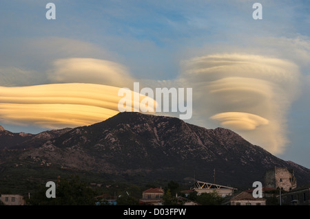 Linsenförmige Wolken bilden bei Sonnenuntergang über Taygetos-Gebirge, in die äußere Mani, Peloponnes, Griechenland. Stockfoto