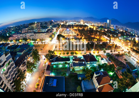 Abenddämmerung Ansicht von Tirana, der Hauptstadt von Albanien. Im Zentrum steht Rinia Park. Stockfoto