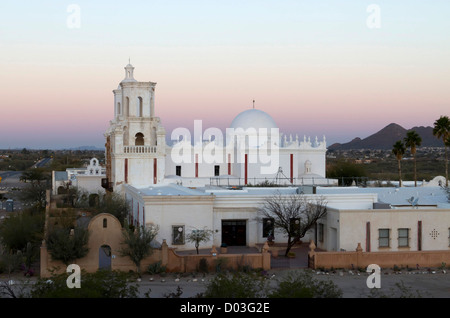 USA, Arizona. Mission San Xavier del Bac, eine historische spanische katholische Mission befindet sich ca. 10 Meilen südlich von Tucson, Arizona. Stockfoto