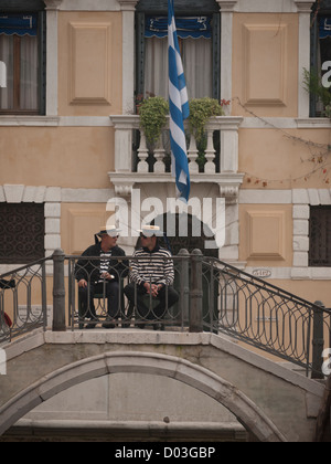 Gondolieri sitzen warten auf den Kanälen des Castello Bezirk von Venedig Italien im Herbst Stockfoto