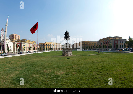 Skanderbeg-Platz und dem Skanderbeg-Denkmal in Tirana, der Hauptstadt von Albanien. Stockfoto