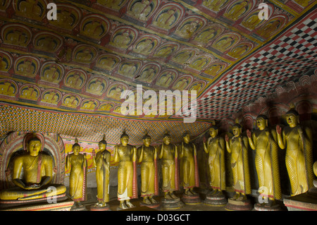 Buddha-Statuen im Inneren des Dambulla Cave Tempels, Dambulla, Sri Lanka Stockfoto