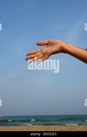 Sand, ausgeführt durch Hände als Symbol Mal in Folge verloren etc.... Stockfoto