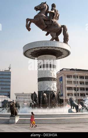 "Krieger auf einem Pferd", einer 28 Meter hohen Fontäne im Zentrum von Skopje, die Hauptstadt von Mazedonien. Stockfoto