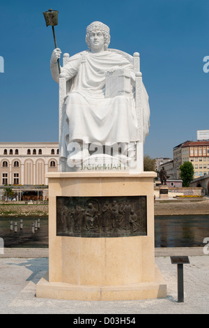 Denkmal für den byzantinischen Kaiser Justinian I (aka Justinian der große) über den Fluss Vardar in Skopje, die Hauptstadt von Mazedonien. Stockfoto