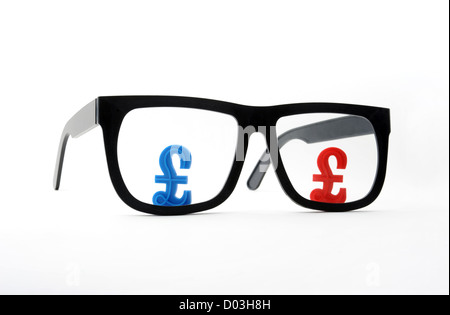 BRILLE MIT BRITISCHEN PFUND ZEICHEN IN LINSEN WIEDER DIE WIRTSCHAFT EINSPARUNGEN GELDMÄRKTE INFLATION LÖHNE INVESTITIONEN RENTEN CASH UK Stockfoto