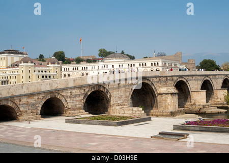 Die alte Steinbrücke (manchmal auch bekannt als Zar Dušan Brücke) über den Fluss Vardar in Skopje, die Hauptstadt von Mazedonien. Stockfoto