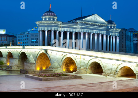 Nachtansicht der alten Steinbrücke (aka Zar Dušan Brücke) über den Fluss Vardar in Skopje, die Hauptstadt von Mazedonien. Stockfoto