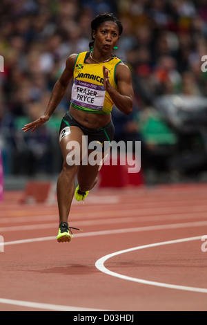 Shelly-Ann Fraser-Pryce (JAM) im Wettbewerb mit rund 1 200 Meter der Frauen bei den Olympischen Sommerspielen 2012 in London Stockfoto