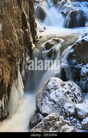kleiner Wasserfall im winter Stockfoto