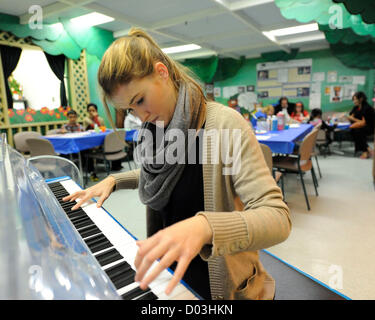 15. November 2012. Toronto, Kanada. Klavier Empfindung führt Marika Bournaki im Krankenhaus für kranke Kinder vor der Toronto-Premiere von "Ich bin nicht A Rock Star".  Der Dokumentarfilm folgt Marikas Karriere vom Alter von 12 bis 20 auf der Bloor-Kino am Freitag, 16. November 2012 premiere. Marika spielt eine kurze Erwägung bei der Premiere auf einem Baby Grand Piano, ein grand Piano Uraufführung an der Bloor-Kino.  (DCP/N8N) Stockfoto