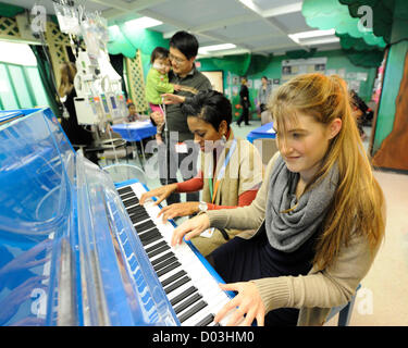 15. November 2012. Toronto, Kanada. Klavier Empfindung führt Marika Bournaki im Krankenhaus für kranke Kinder vor der Toronto-Premiere von "Ich bin nicht A Rock Star".  Der Dokumentarfilm folgt Marikas Karriere vom Alter von 12 bis 20 auf der Bloor-Kino am Freitag, 16. November 2012 premiere. Marika spielt eine kurze Erwägung bei der Premiere auf einem Baby Grand Piano, ein grand Piano Uraufführung an der Bloor-Kino.  In Bild, Marika Bournaki mit mit Baby Avery und SickKids Musiktherapeut Carolyn Williams. (DCP/N8N) Stockfoto