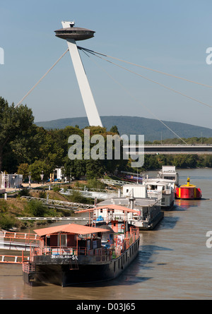 Die Aussichtsplattform und die Struktur der neuen Brücke (Novy Most) über die Donau in Bratislava, die Hauptstadt der Slowakei. Stockfoto