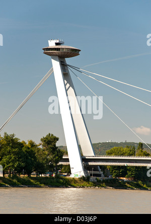 Die Aussichtsplattform und die Struktur der neuen Brücke (Novy Most) über die Donau in Bratislava, die Hauptstadt der Slowakei. Stockfoto