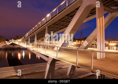 Paris-Brücken. Die neue Passerelle Simone-de-Beauvoir-Steg überquert am Ufer, am Bibliothèque François-Mitterrand in Paris, Frankreich. Stockfoto