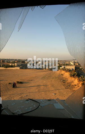 15. November 2012 - Rafah, Gaza-Streifen, Palästinensische Gebiete - ist eine palästinensische Haus beschädigt, nachdem von einer Rakete getroffen durch die israelische Luftwaffe im südlichen Gaza Streifen Stadt Rafah abgefeuert. Nach einer Reihe von gleichzeitigen Angriffe Israels auf Gaza-Stadt wurden mehrere Palästinenser getötet. (Kredit-Bild: © Eyad Al Baba/APA-Images/ZUMAPRESS.com) Stockfoto