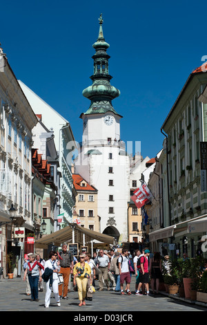 Michalska Straße und Saint Michael Tor und Turm in Bratislava, die Hauptstadt der Slowakei. Stockfoto