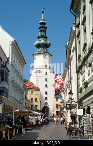 Michalska Straße und Saint Michael Tor und Turm in Bratislava, die Hauptstadt der Slowakei. Stockfoto