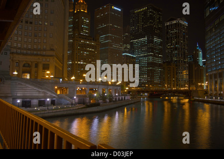 Nacht-Foto von Chicago Riverwalk von der Nordseite von der unteren Ebene Michigan Ave Brücke genommen. Stockfoto