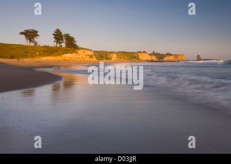 Sonnenuntergang am Four Mile Beach. Küste von Santa Cruz, California, USA. Stockfoto