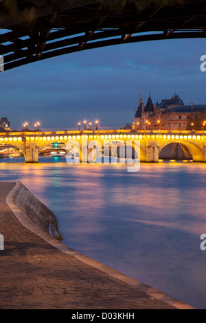 Dämmerung entlang Seine mit dem Pont Neuf und die Conciergerie, Paris Frankreich Stockfoto