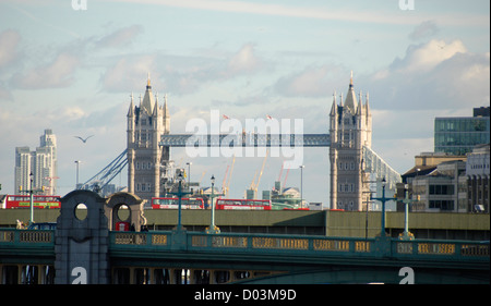 Southwark Bridge Wih rote Bouble-Decker Busse, Tower Bridge in der Ferne, City of London, London, England, Vereinigtes Königreich, Europa Stockfoto