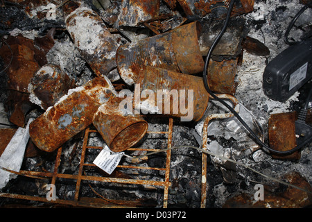 verbrannte Blechdosen in alten Einkaufswagen Stockfoto