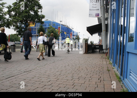 Menschen auf Brayford Wharf Nord Lincoln, Lincolnshire, England, UK Stockfoto