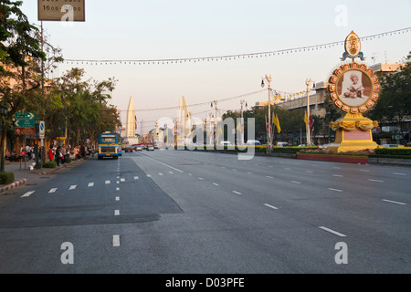 Die Hauptstraße Thanon Ratchadamnoen Klang in Bangkok, Thailand Stockfoto