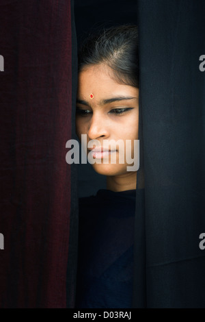 Indische Mädchen Gesicht Blick durch dunkle Schals. Indien Stockfoto