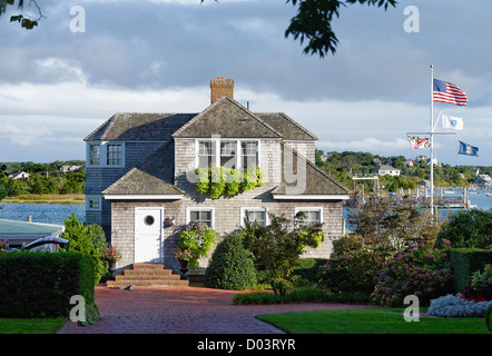 Haus mit Blick auf Edgartown Hafen, Martha's Vineyard, Massachusetts, USA Stockfoto