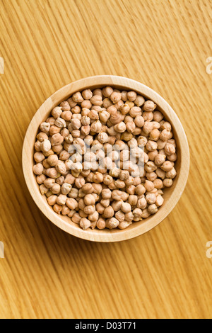 die Kichererbsen in Holzschale Stockfoto