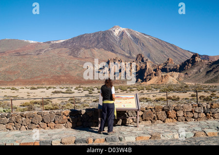 Weibliche Wanderer lesen Informationstafel an Llano de Ucanca in Parque Nacional del Teide auf Teneriffa, Kanarische Inseln, Spanien Stockfoto