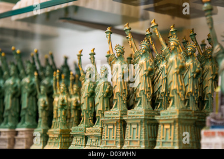 Verschiedene Arten von Kopien der Statue of Liberty in einen Souvenir-Shop in New York Stockfoto