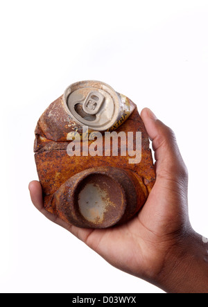 Hand, die rostigen abgeflacht oder Soft-Drink-Cola-Dose zerkleinert. Stockfoto