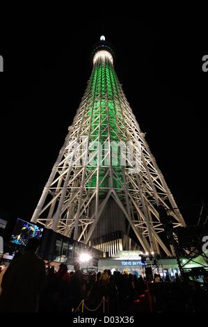 15. November 2012, Tokyo, Japan - Tokyo Skytree in grün als "der größte Weihnachtsbaum der Welt" in Tokio auf Donnerstag, 15. November 2012 beleuchtet. (Foto von Masahiro Tsurugi/AFLO) - Ty- Stockfoto